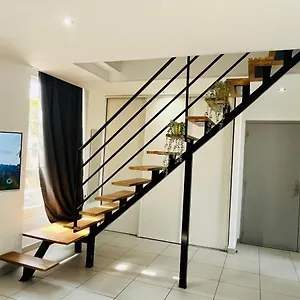 Superbe Duplex Design Neuf 2 Chambres, Climatise Confort, Facile D,acces Stationnement Gratuit Appartement